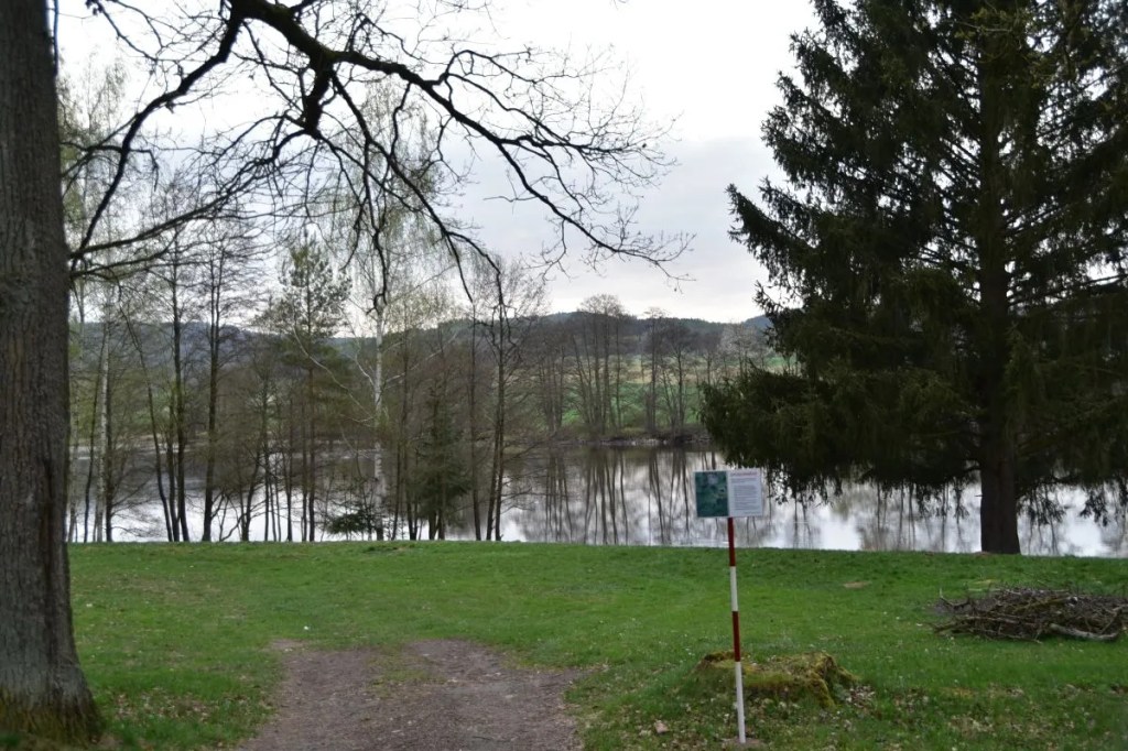 Die Liegewiese am Badesee in Labut