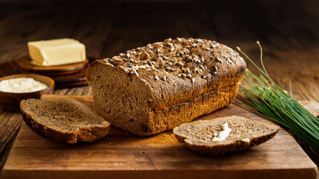 Frisches Roggentoastbrot mit Butter – gegen Blähungen