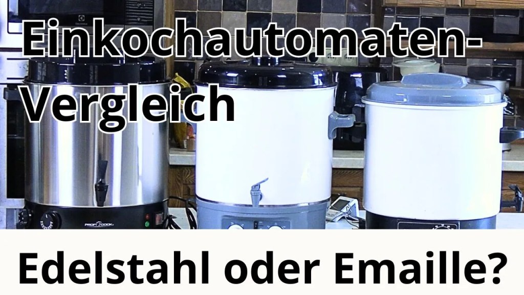 Drei Einkochautomaten im Vergleich – Edelstahlgerät neben zwei Emaille-Automaten, Küchenumgebung – Test Emaille oder Edelstahl