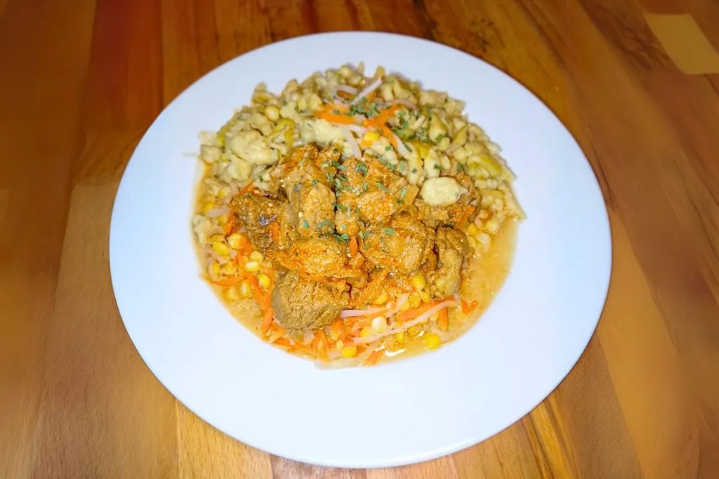 Böhmisches Gulasch mit Hülsenfrüchte und Buchweizenspätzle