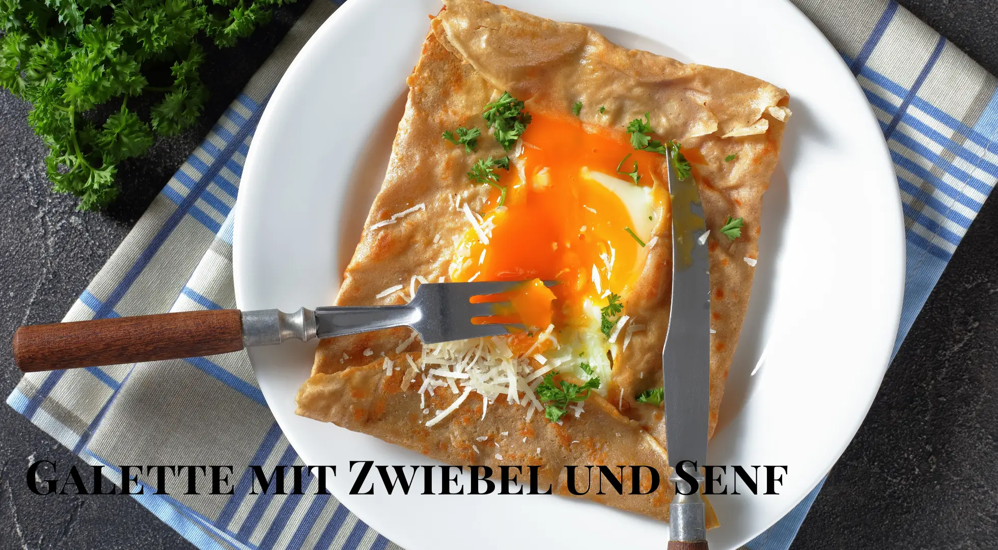 Herzhafte Buchweizen-Galette mit Senf, Käse und Zwiebeln