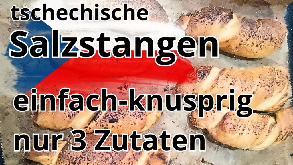 Frisch gebackene tschechische Rohlíky mit knuspriger Kruste auf Backpapier und Holzbrett, selbstgemachte Salzstangen aus Hefeteig ohne Industrieprodukte